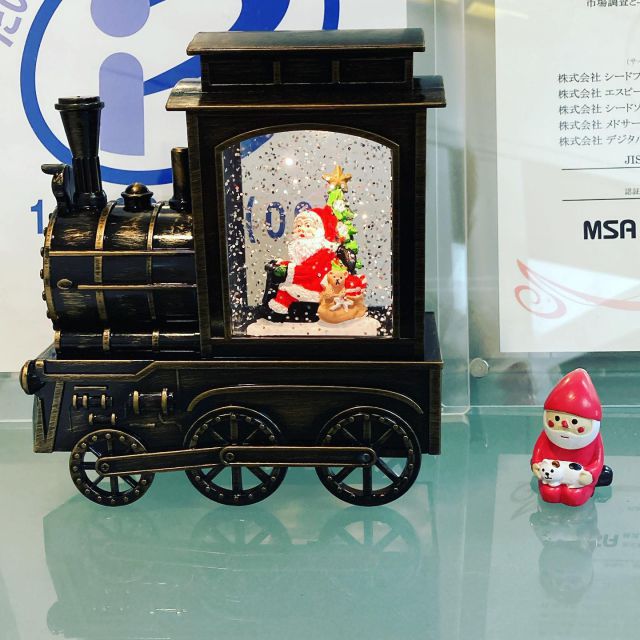 メリークリスマス。弊社の受付もクリスマス仕様となりました。ご来社お待ちしております。