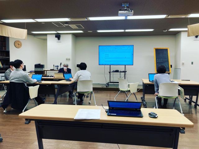 定期的に社内研修の一環でAI講座を開催しております。先生をお招きし、スタッフ一同、現在のAIの原理を学んでおります。