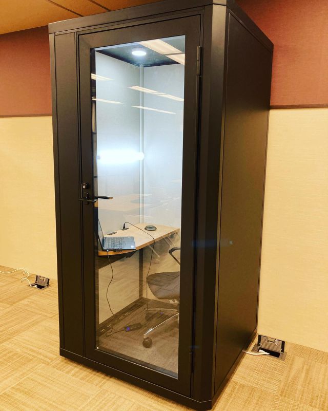 ひとりWEB会議用にテレキューブエントリーを社内に設置しました。今後もお客様と迅速に打ち合わせが行えるよう工夫に努めます。